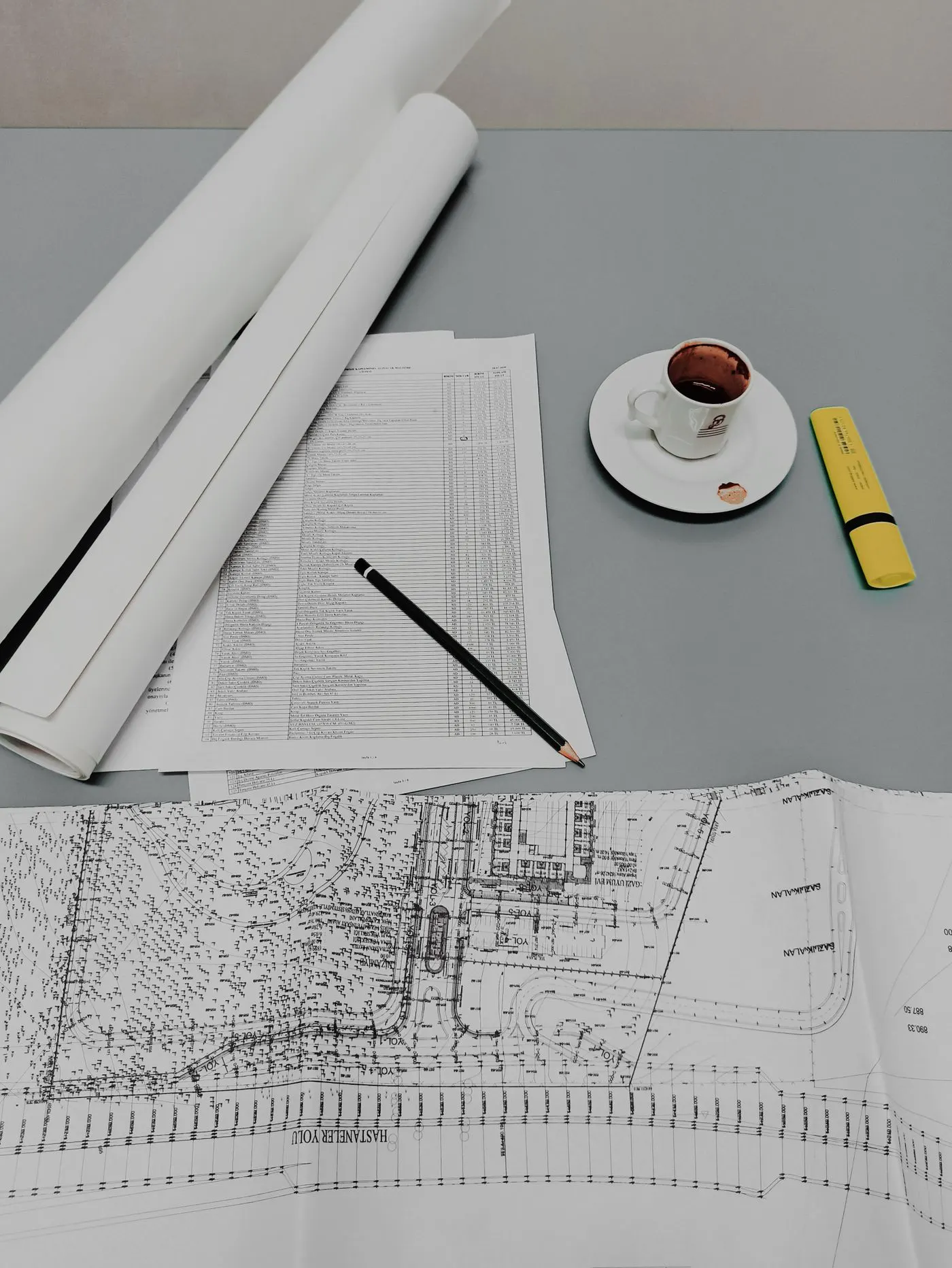 Plans et outils de relevé sur une table