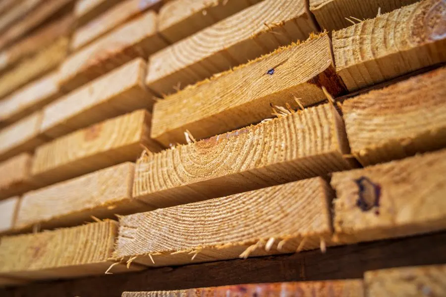 Bois de charpente stocké sur le chantier