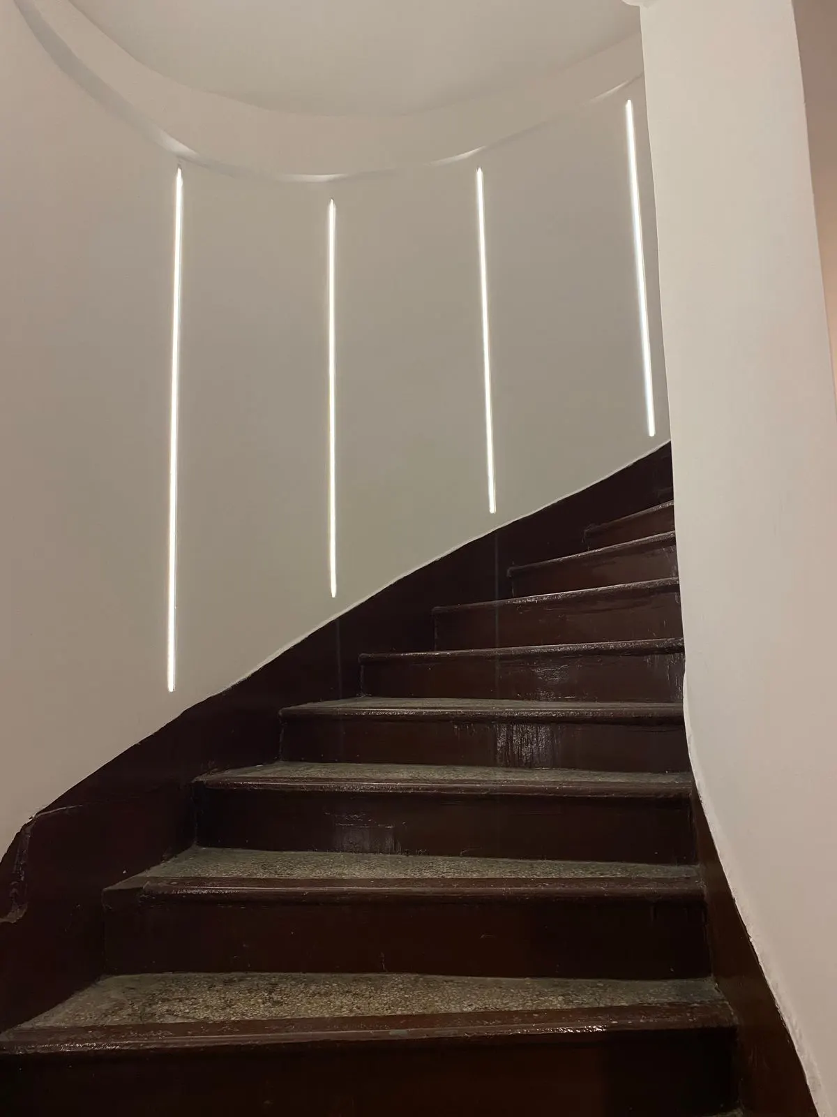Escalier contemporain en béton et bois