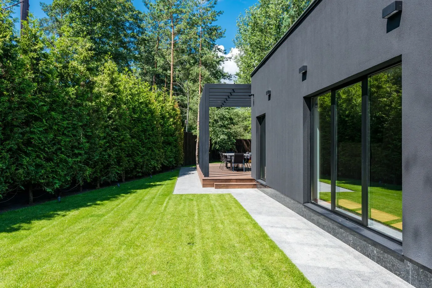 Extension vitrée ouverte sur le jardin