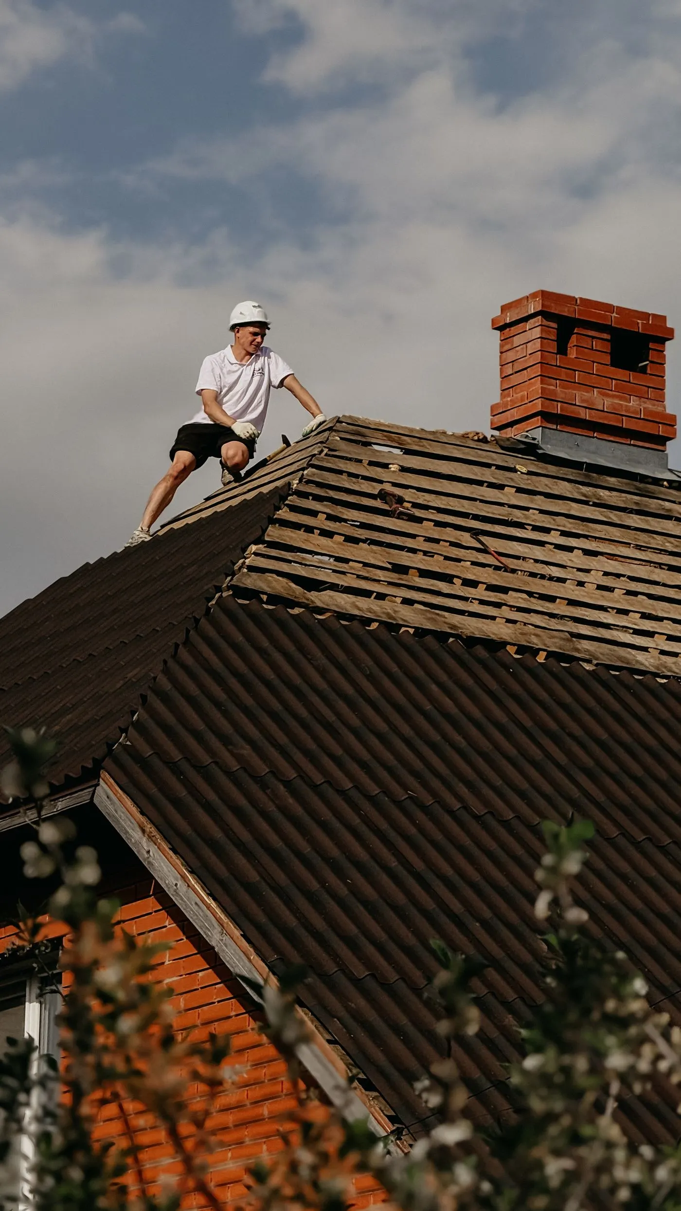 Couvreur sur une toiture en réfection