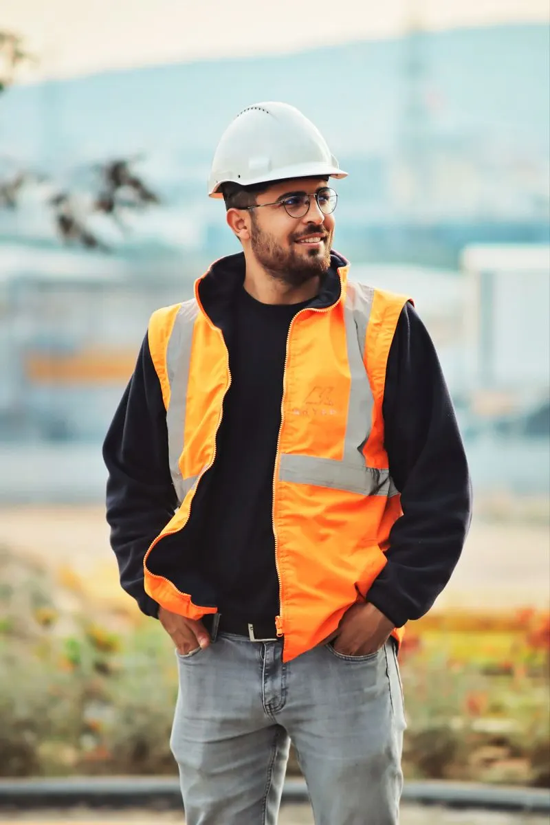 Conducteur de travaux sur un chantier