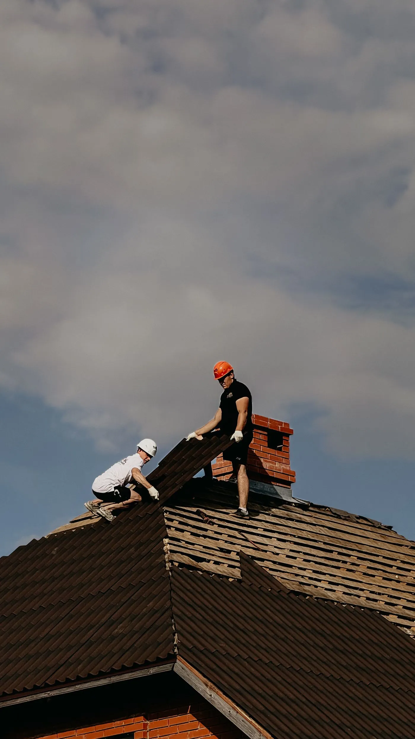 Deux couvreurs au travail sur une toiture