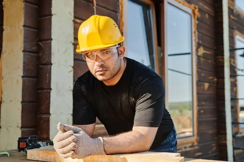 Artisan travaillant le bois