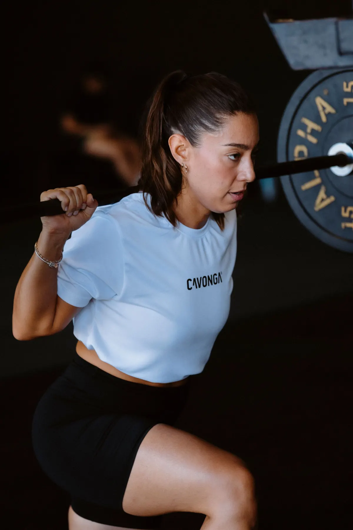 Sportive en plein effort, entraînement dynamique