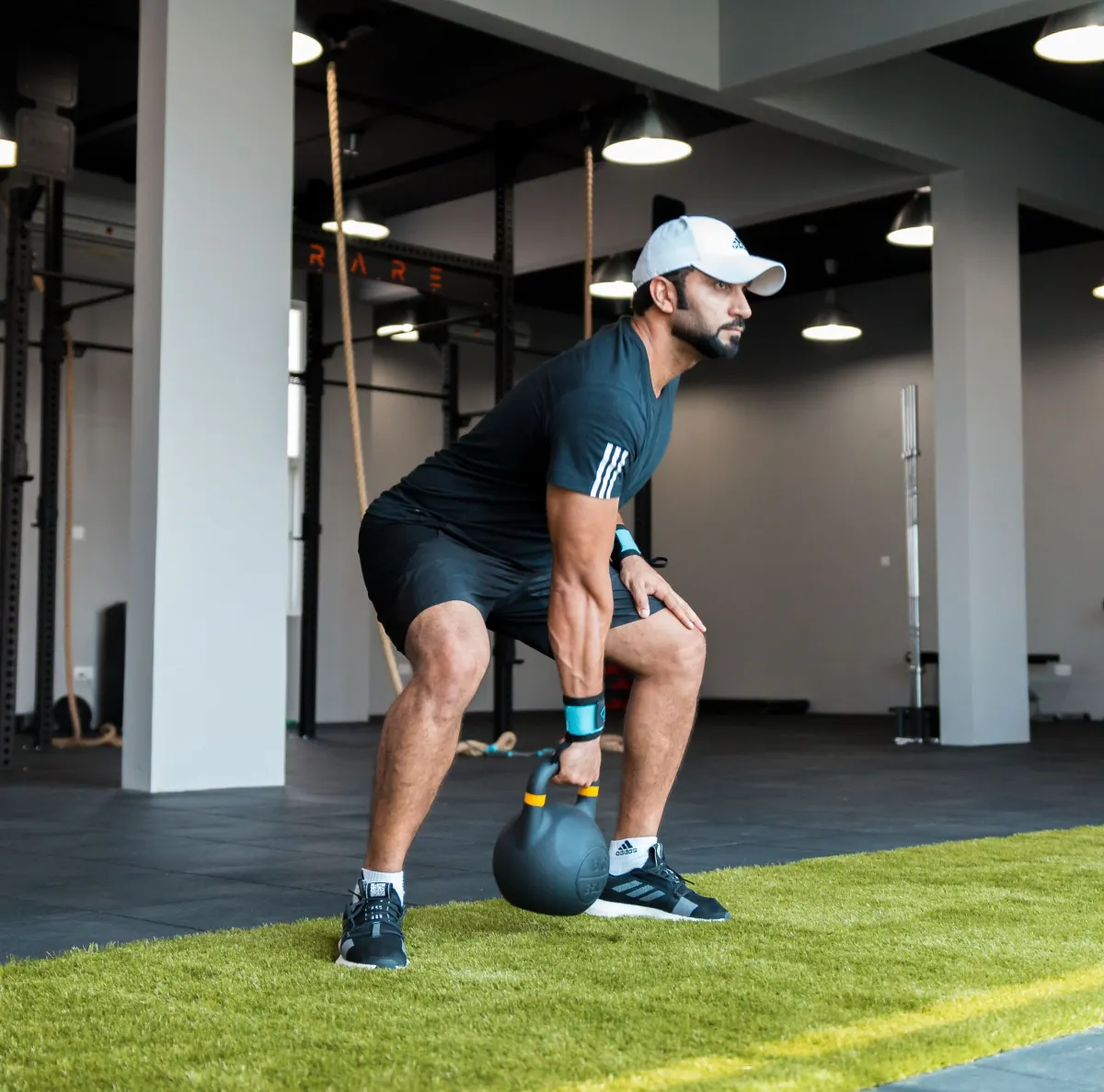Exercice avec kettlebell en extérieur