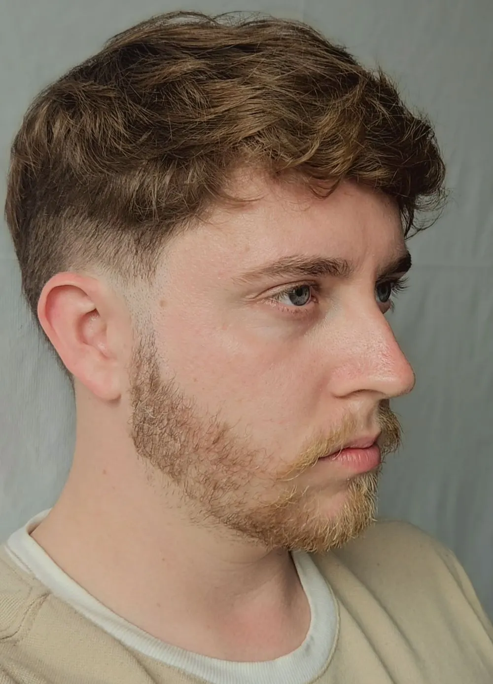 Avant : cheveux ondulés qui ont poussé, contours flous