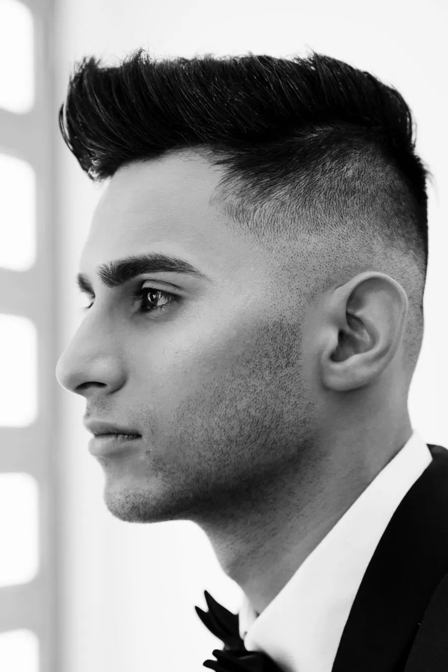 High fade en noir et blanc, côtés très courts et volume sur le dessus