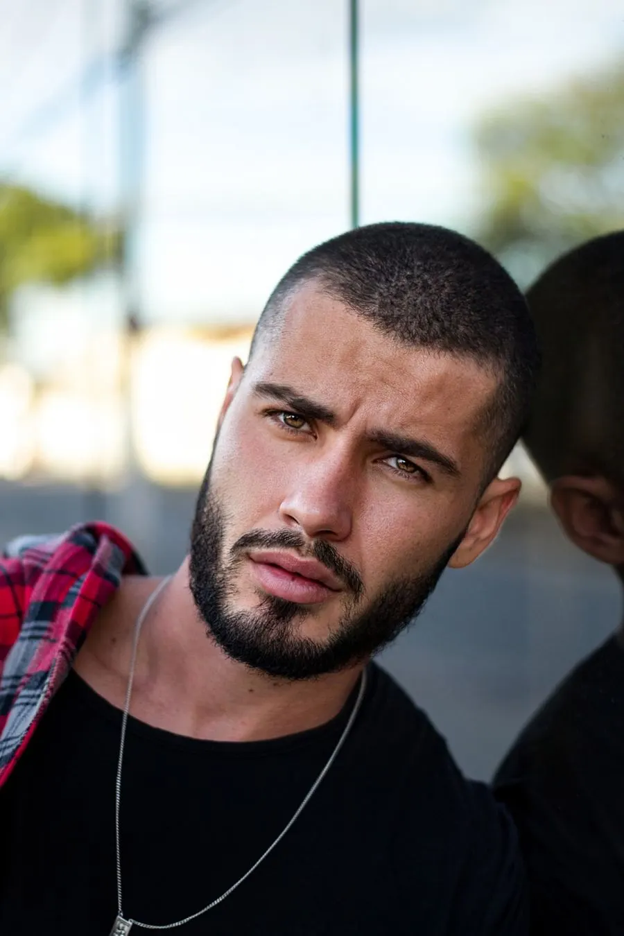Buzz cut avec dégradé et barbe taillée