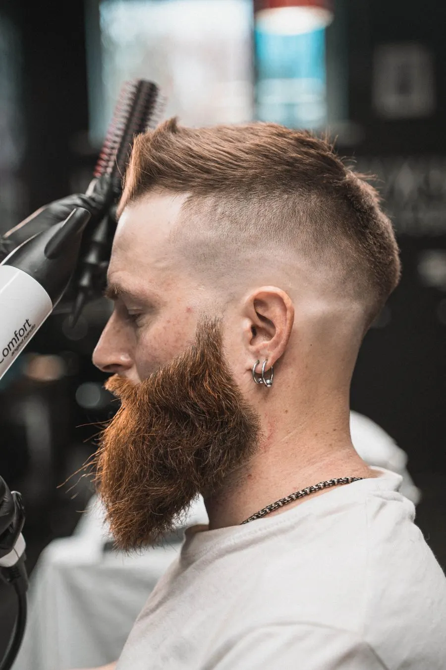 Low fade avec longue barbe rousse taillée