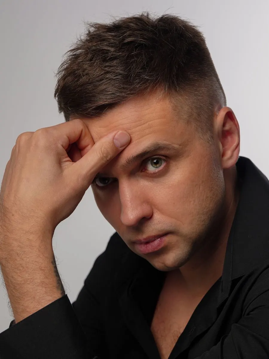 Cheveux texturés en désordre maîtrisé