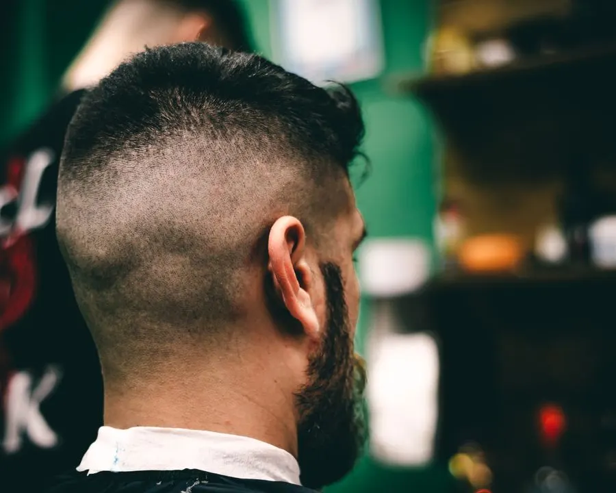 Skin fade vu de dos, nuque et côtés à blanc