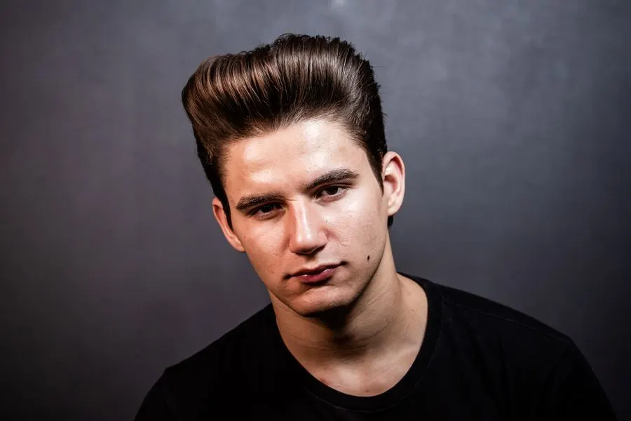 Slick back en volume, cheveux plaqués en arrière