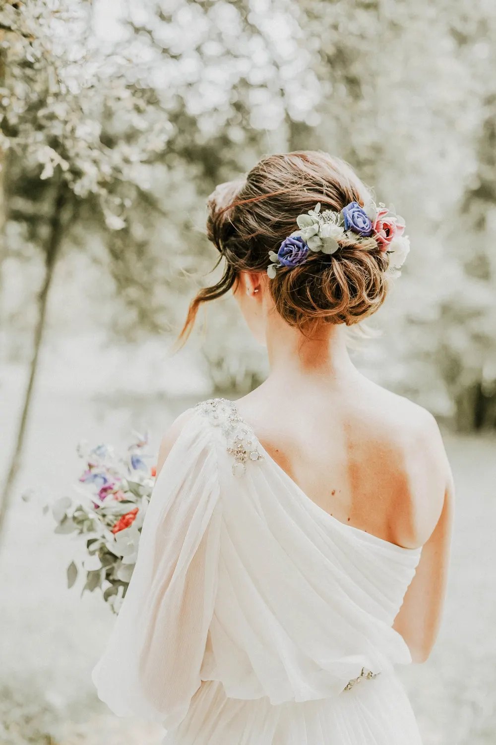 Chignon de mariée orné de fleurs fraîches, vue de dos