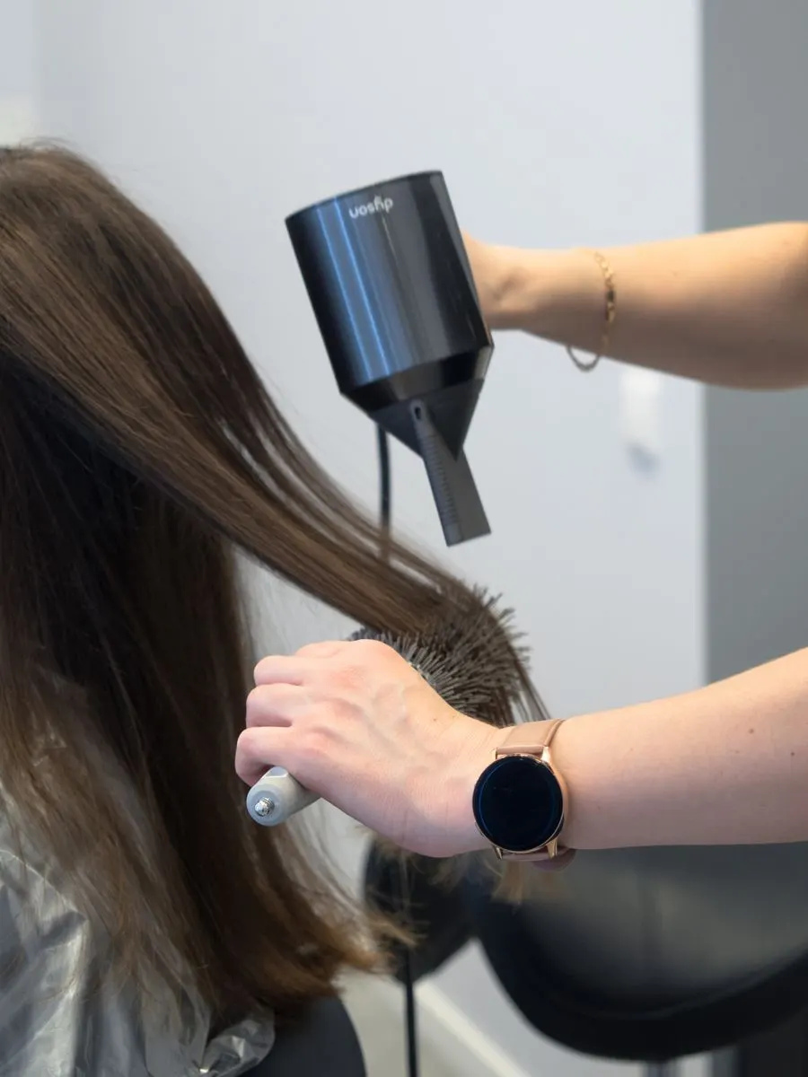 Brushing au sèche-cheveux et à la brosse ronde sur des cheveux châtains