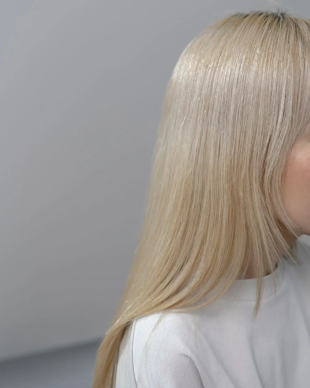 Longueurs lisses d’un blond polaire lumineux, vue de dos