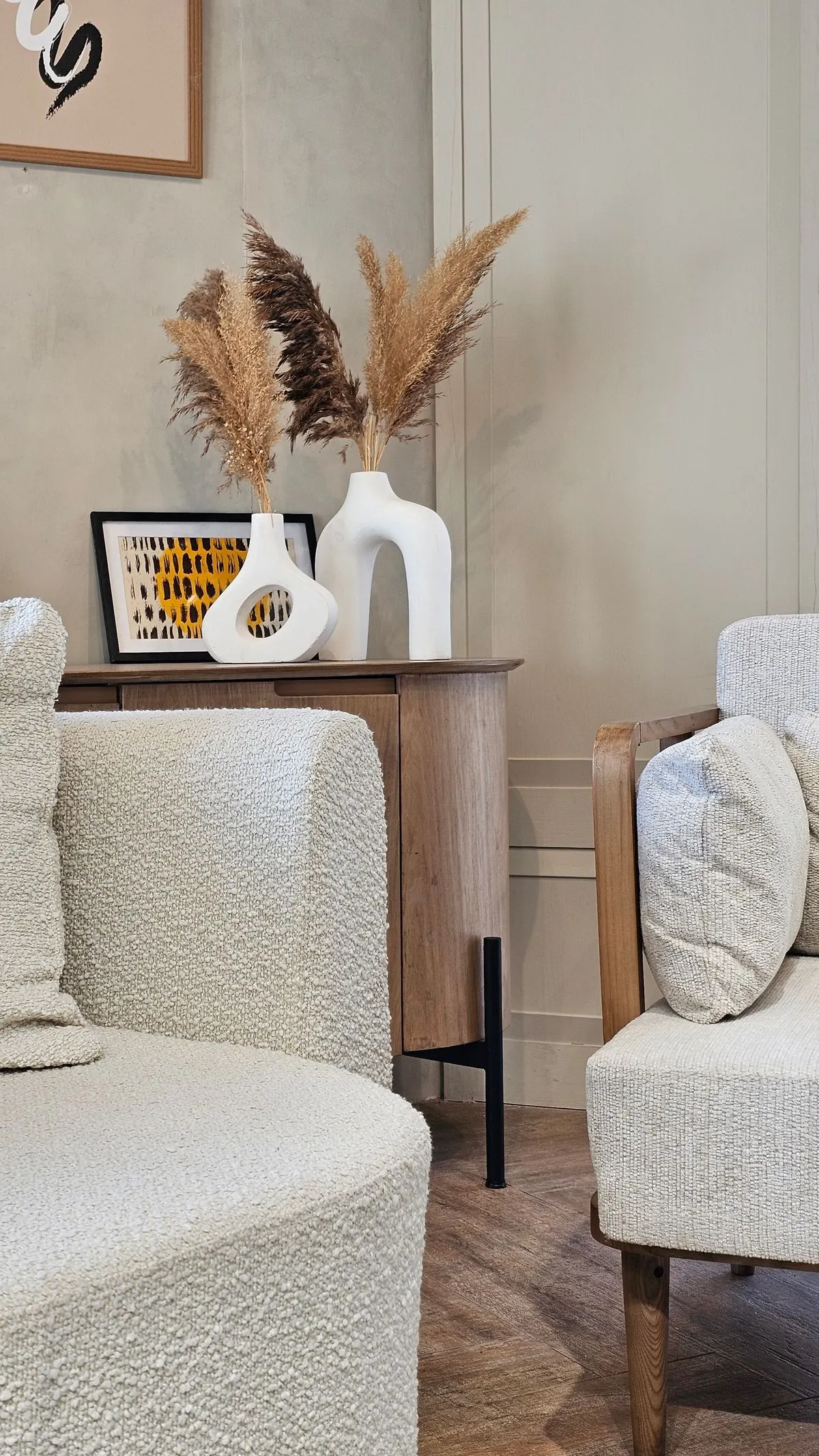 Fauteuil en bouclé et console fine