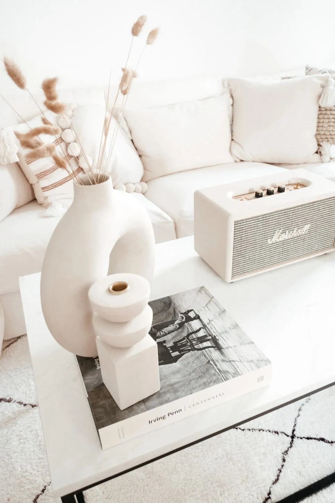 Vases en céramique sur une table basse