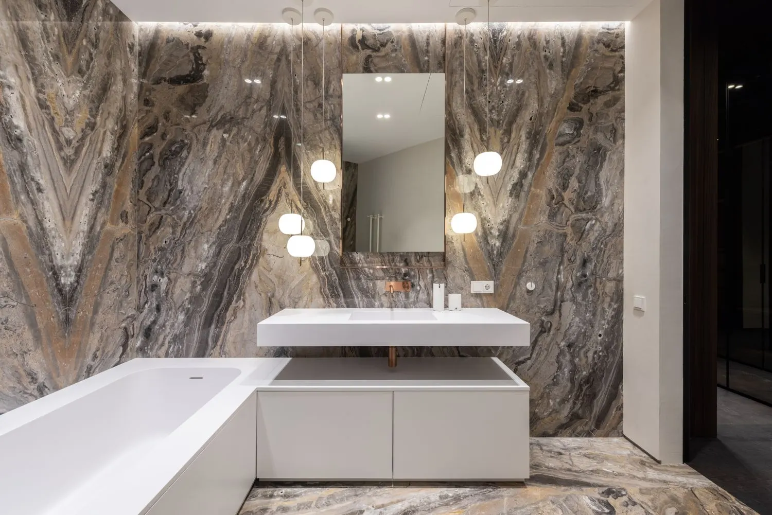 Salle de bains claire en marbre