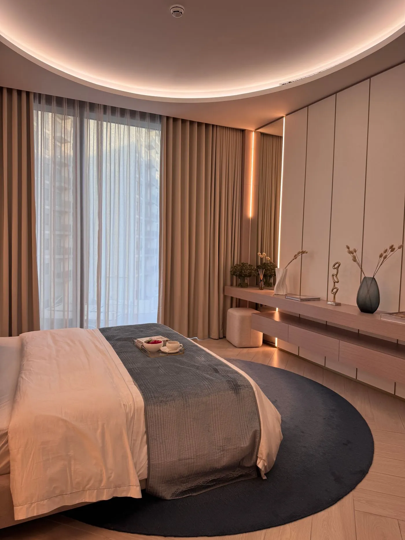 Chambre aux tons sable avec tête de lit courbe