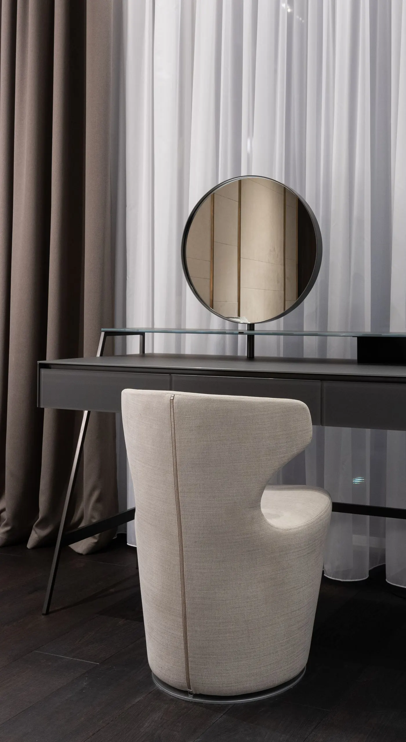 Coiffeuse en bois laqué et miroir rond