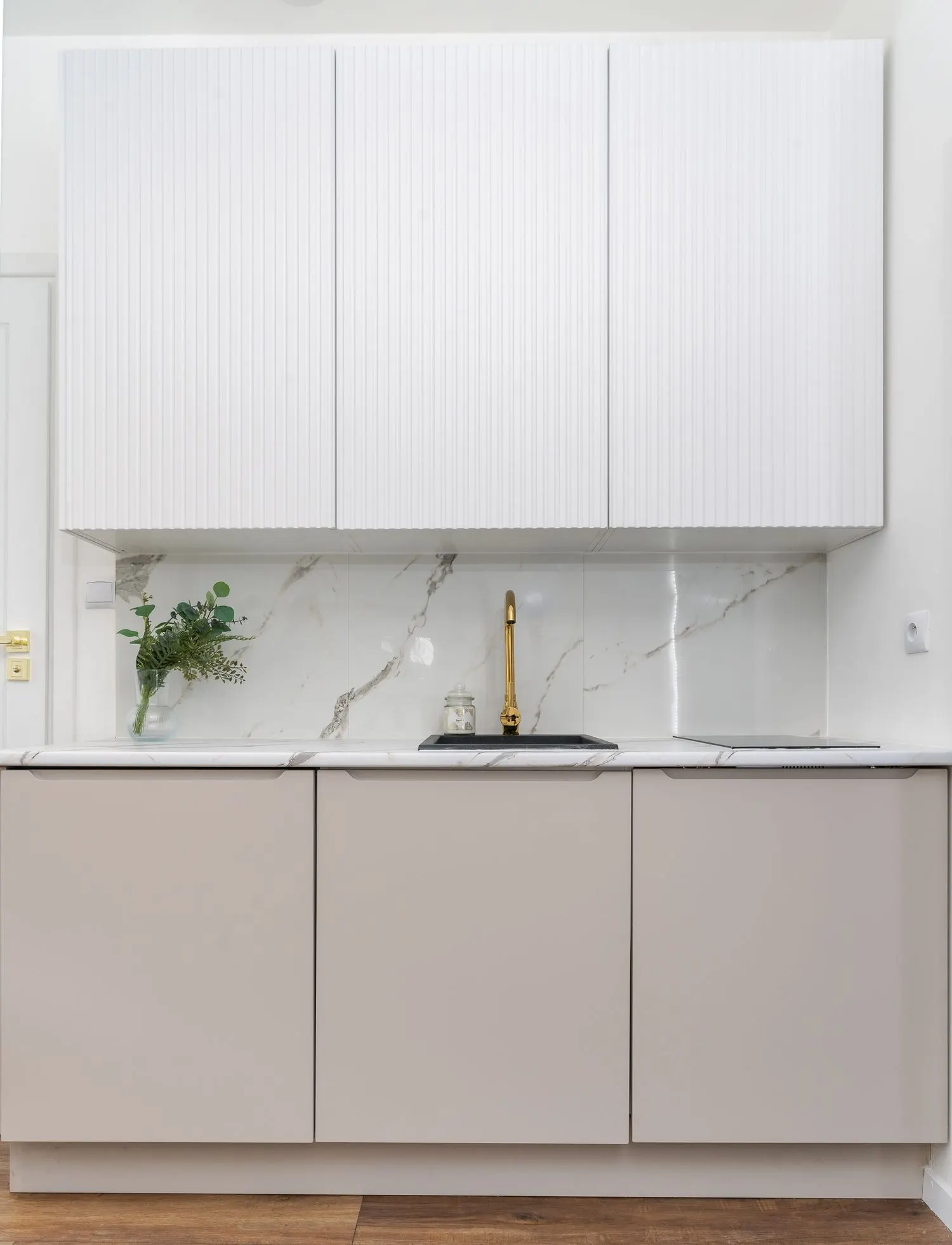Cuisine blanche minimale avec plan en pierre