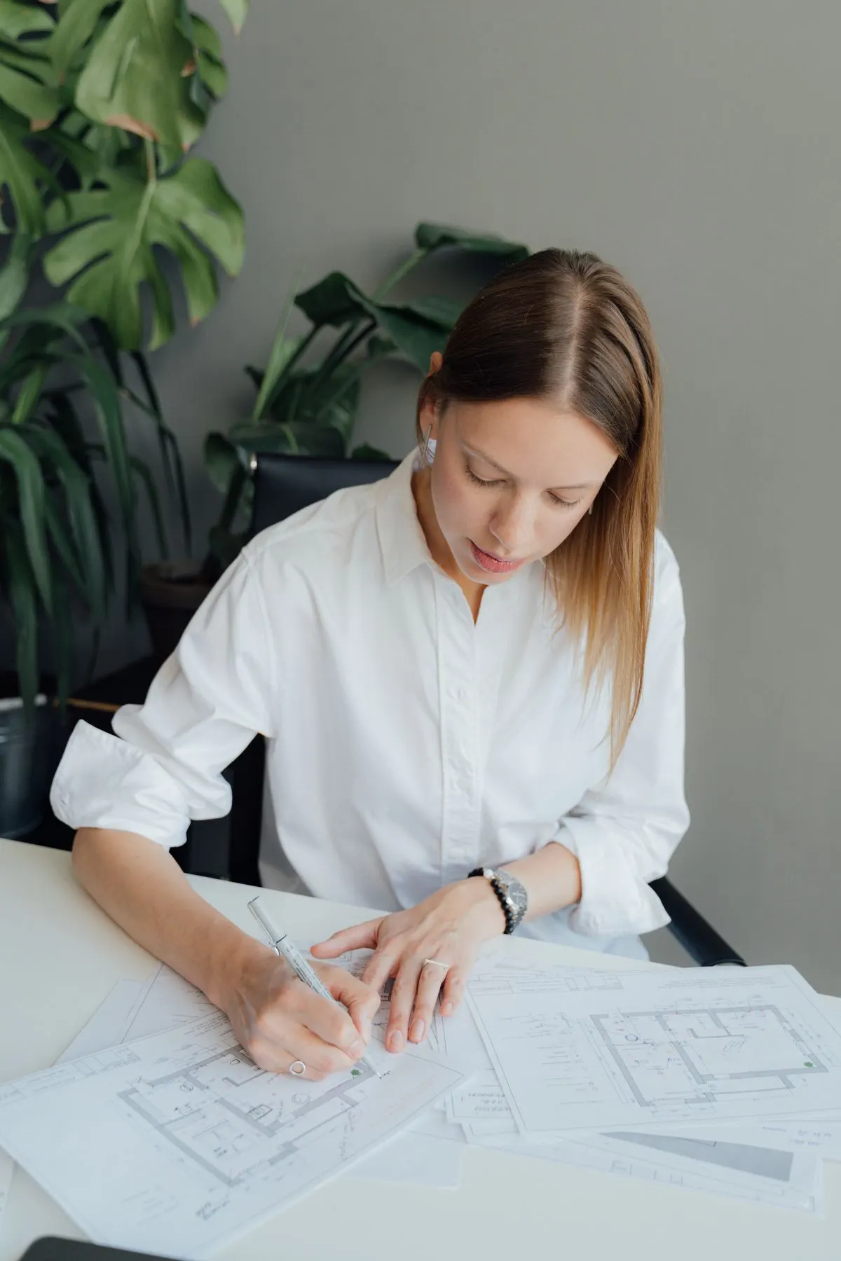 La décoratrice dessinant un plan à la main