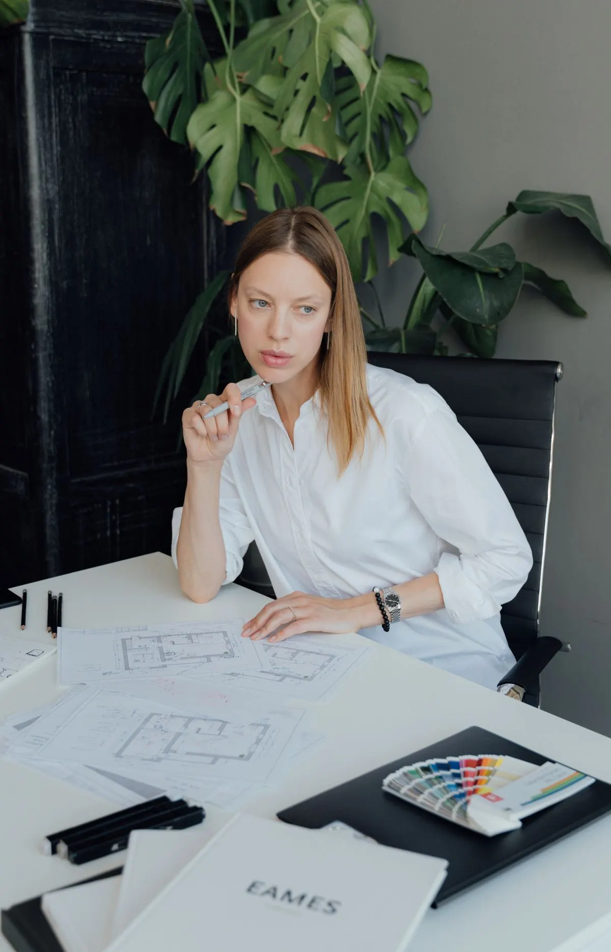 La décoratrice à sa table de travail