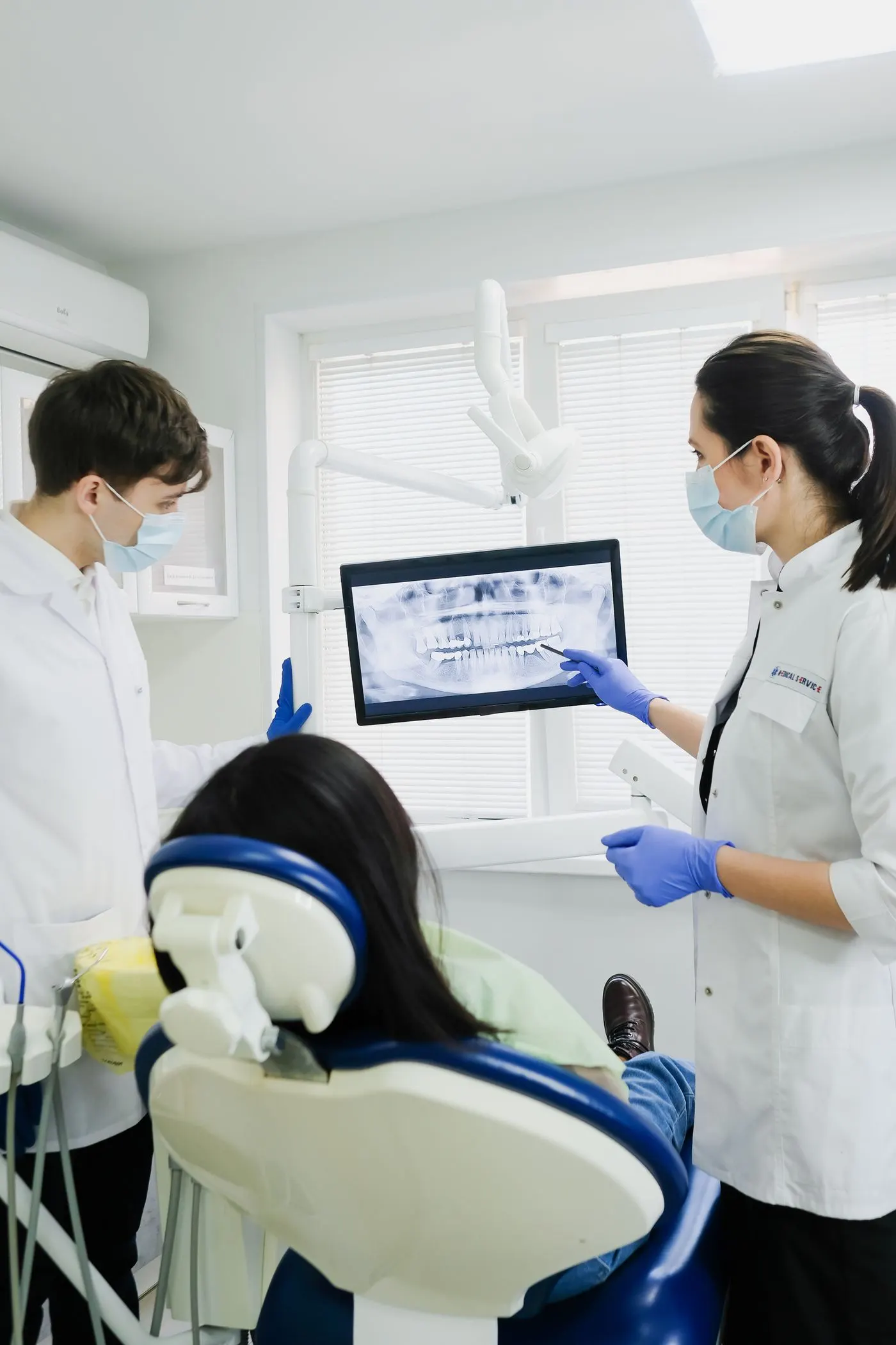 Explication d'une radiographie à un patient