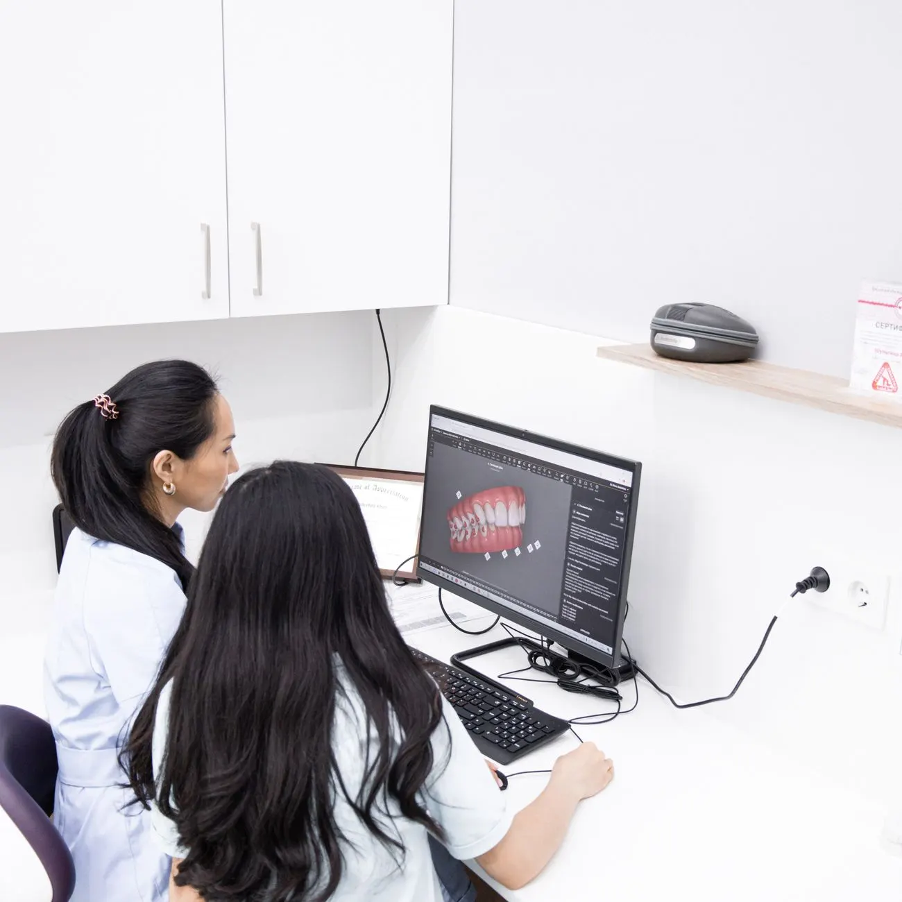 Praticien analysant une radiographie sur écran