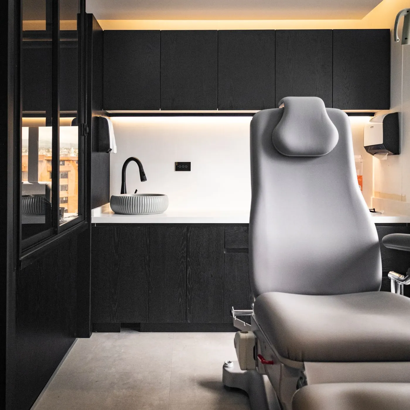 Salle de soins en tons sombres et bois