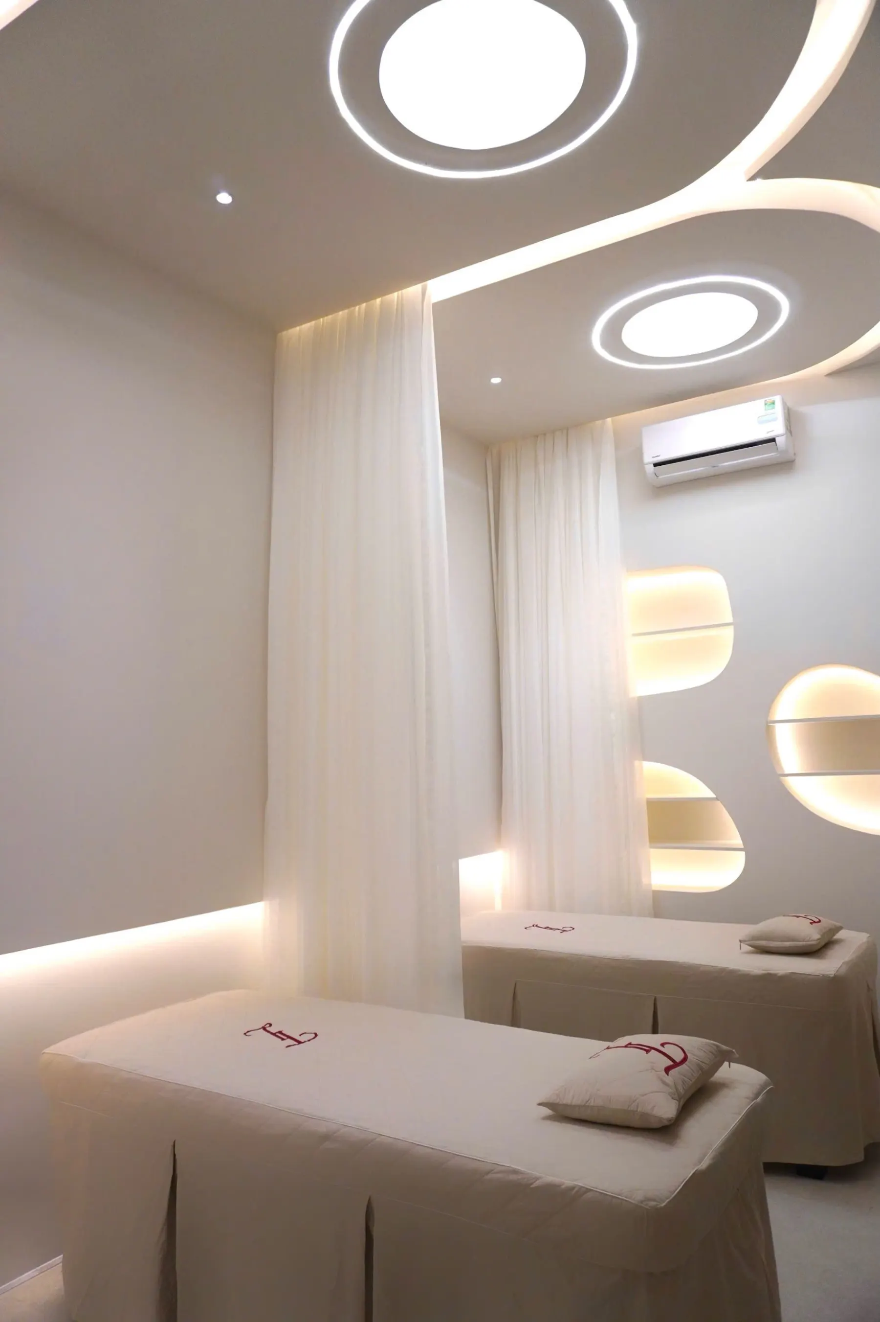 Cabine de soin lumineuse et minimaliste, table blanche, voilages et lumière douce