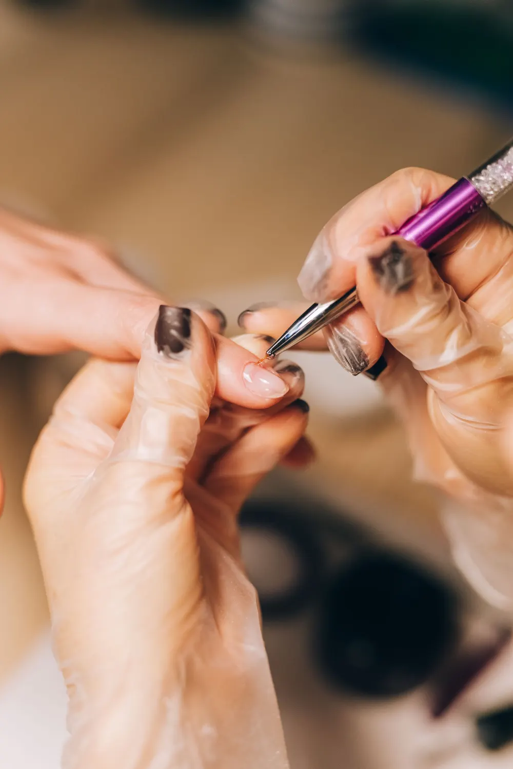 Pose de vernis pendant une manucure