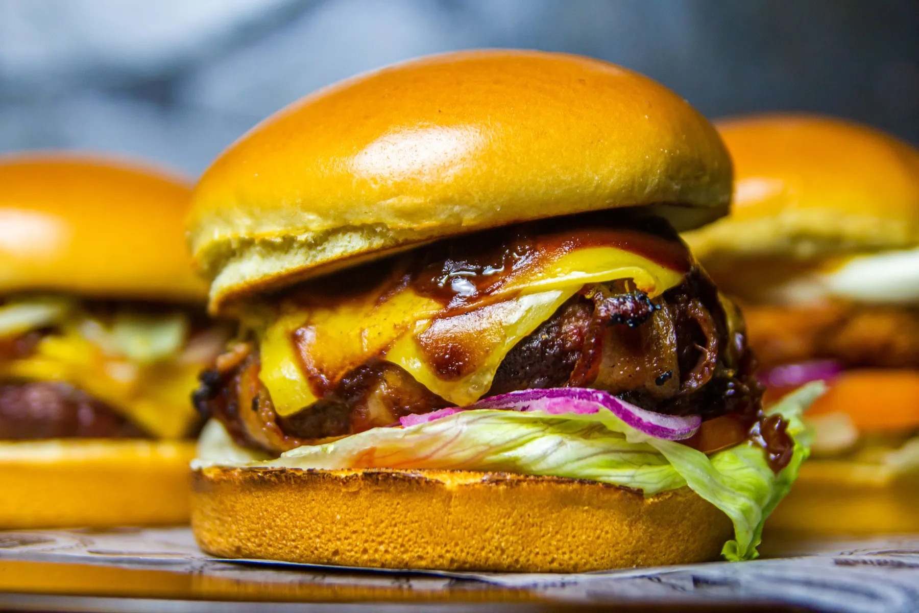 Cheeseburger fondant en gros plan, cheddar coulant sur la galette de bœuf
