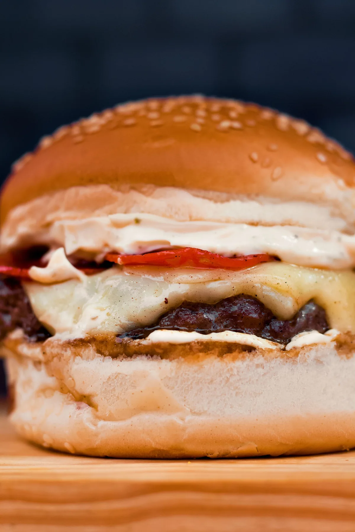 Burger généreux vu de près, double galette, cheddar fondu et pain brioché
