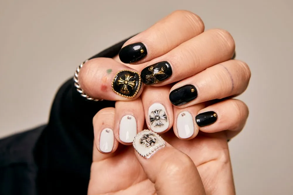 Nail art noir et blanc avec breloques chromées en relief