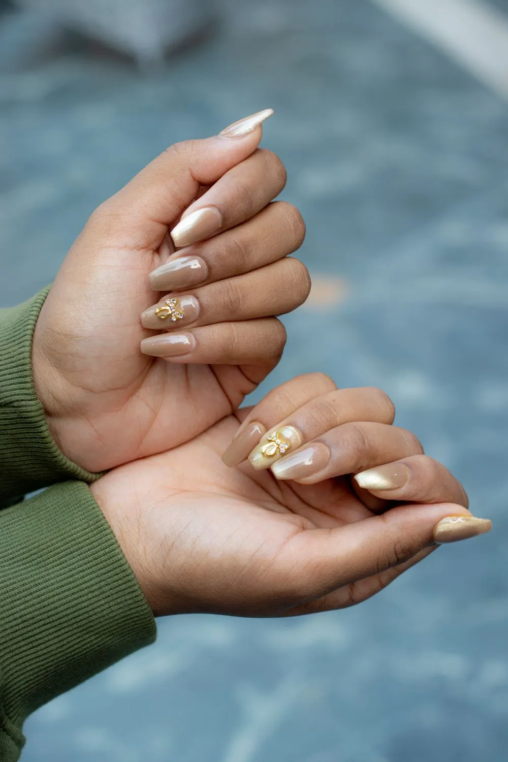 Nail art chrome doré avec petits motifs en relief
