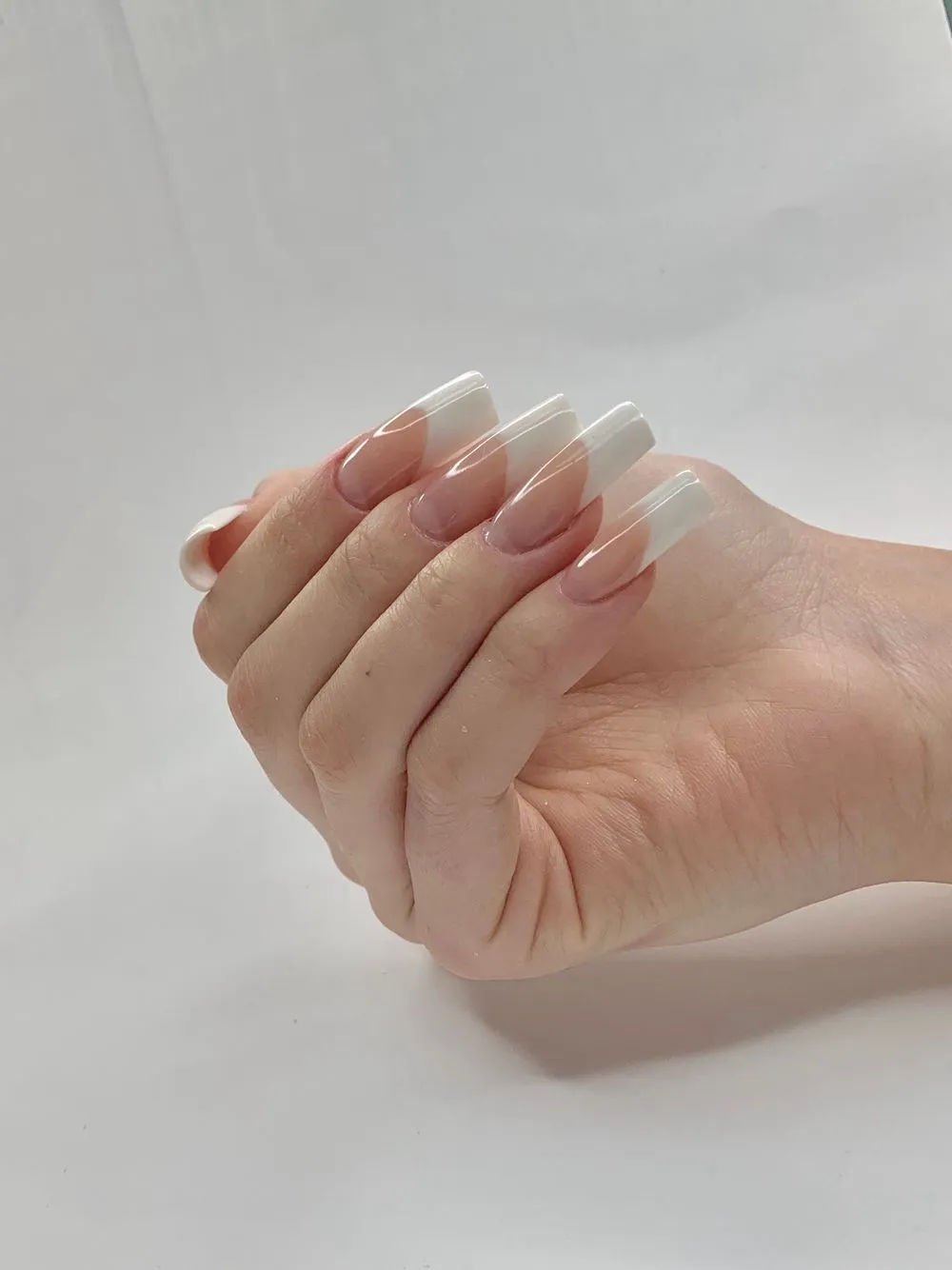 Extensions longues en french sur fond blanc