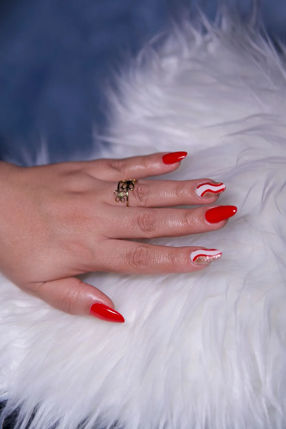 Ongles rouges avec vagues blanches