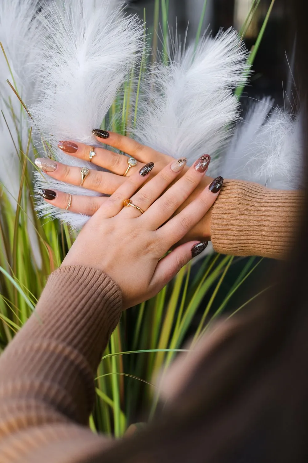 Mains baguées aux ongles nude et chocolat