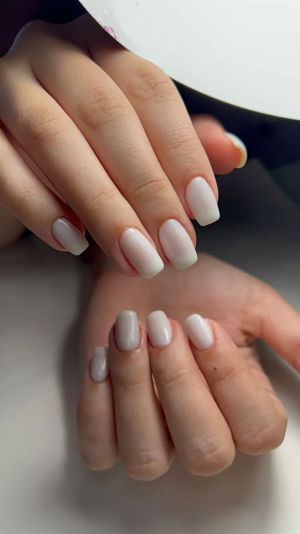 Ongles carrés blanc lacté, gros plan