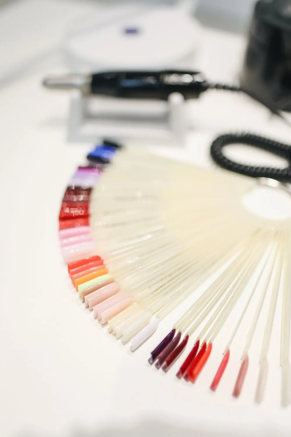 Nuancier de couleurs en éventail sur une table blanche