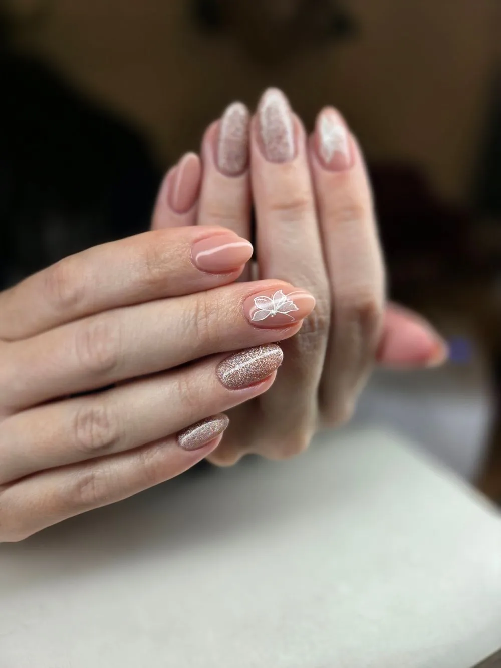 Manucure nude et paillettes sur ongles amande