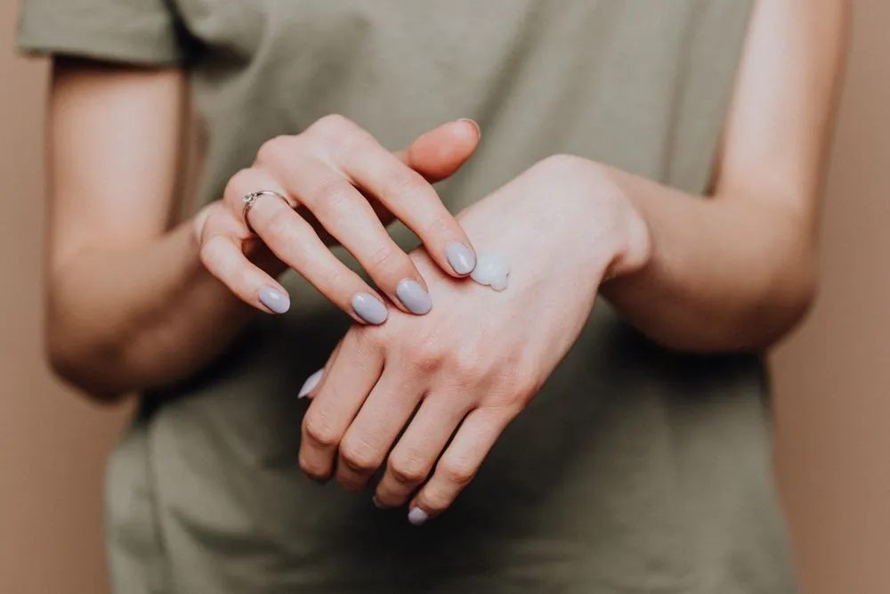 Ongles lactés et crème pour les mains