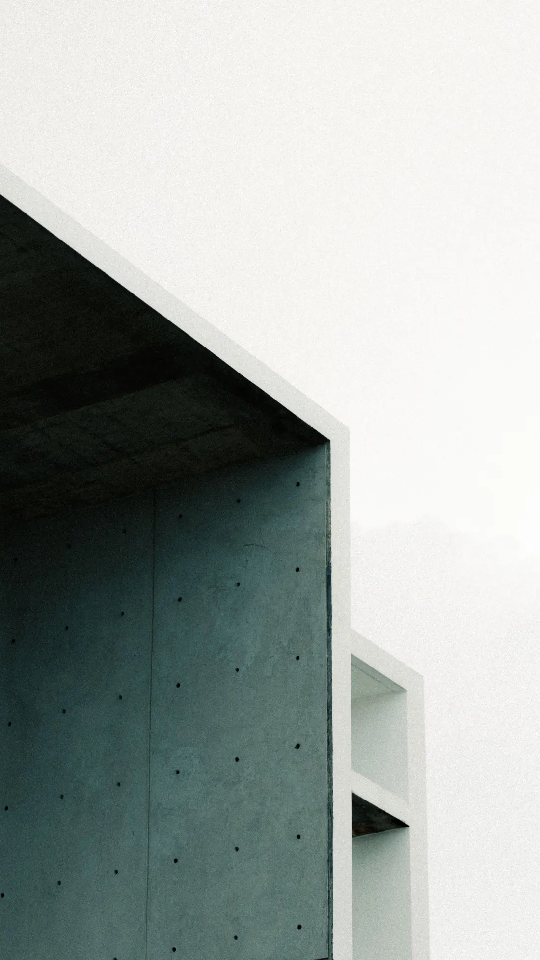 Angle d’un bâtiment minimaliste en béton clair