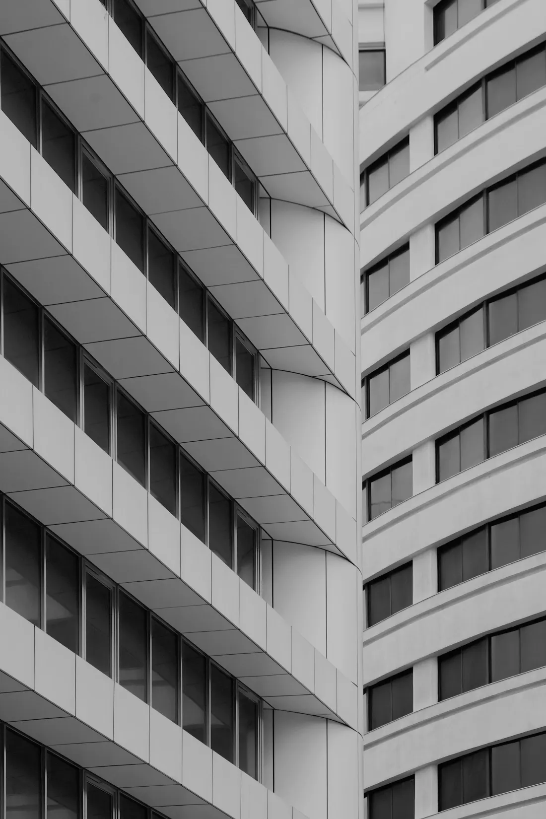 Façade répétitive photographiée en noir et blanc