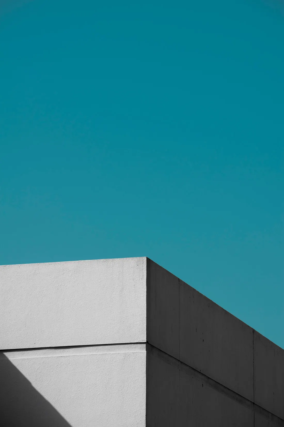Bloc de béton clair détaché sur un ciel bleu