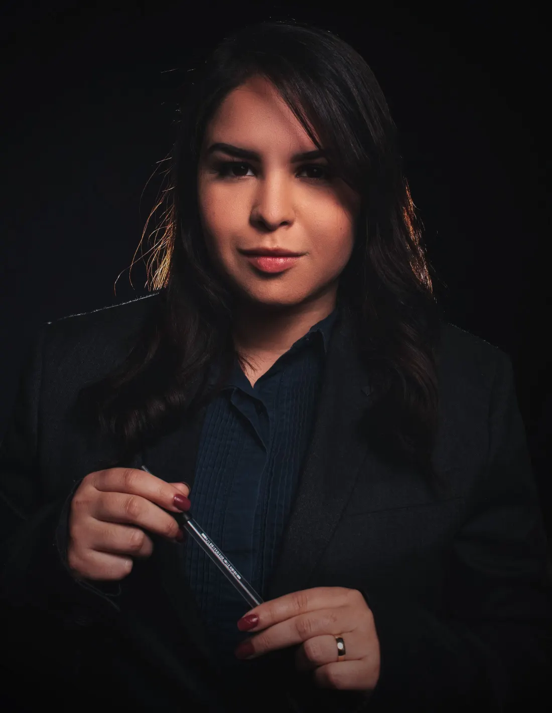 Portrait corporate d’une femme en costume sombre
