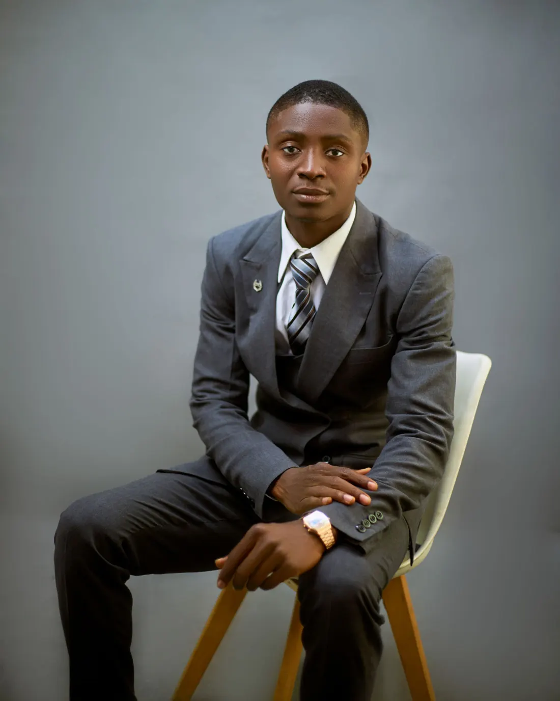Portrait corporate d’un homme assis sur un tabouret