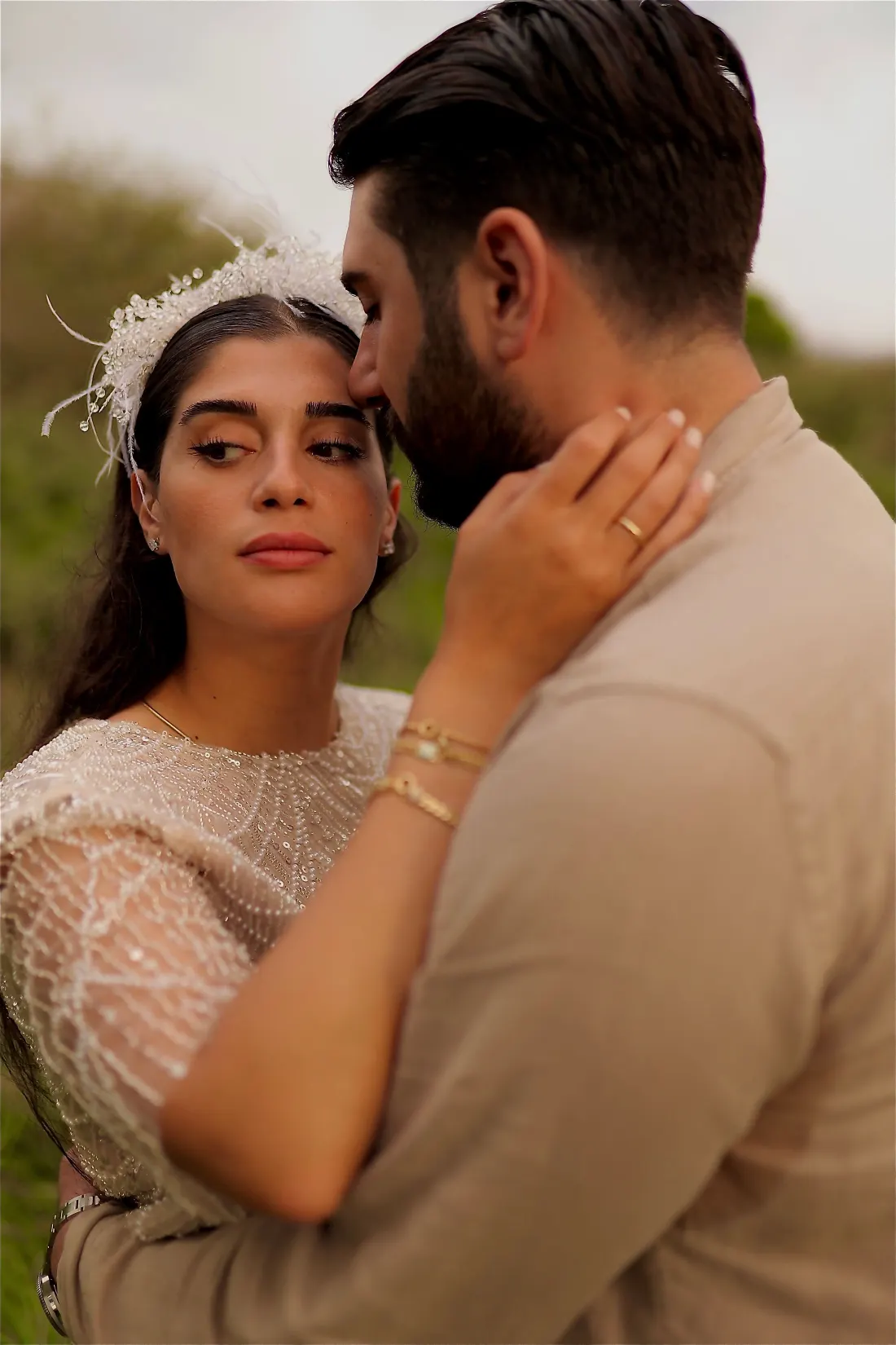 Couple de mariés enlacé, lumière chaude de fin de journée